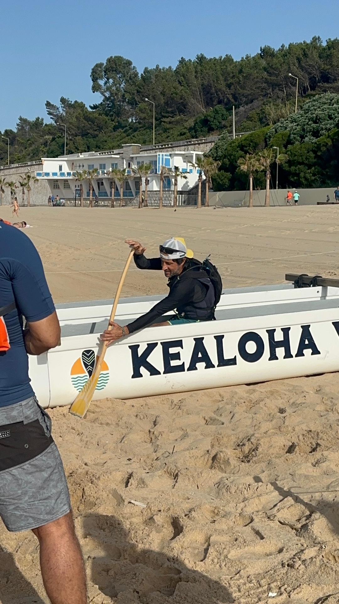Família a desfrutar do passeio em canoa