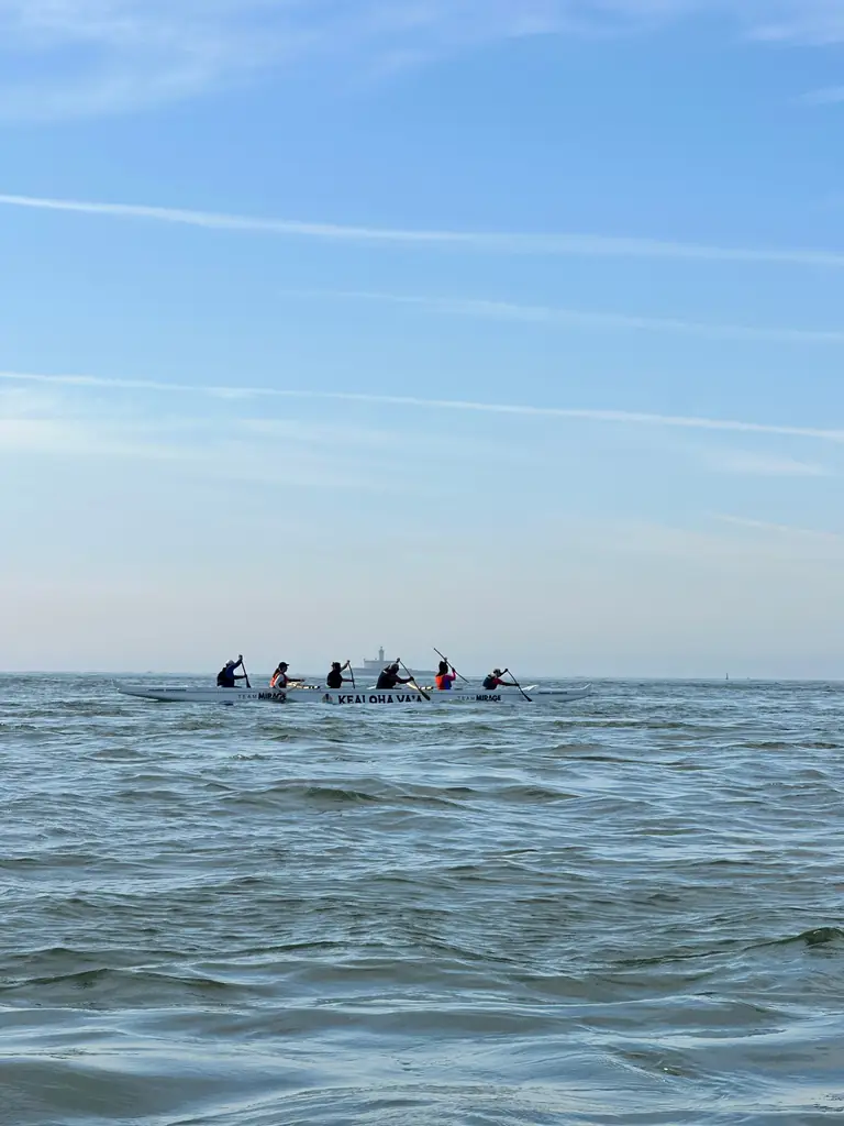 Canoa havaiana OC6 com seis remadores no oceano Atlântico